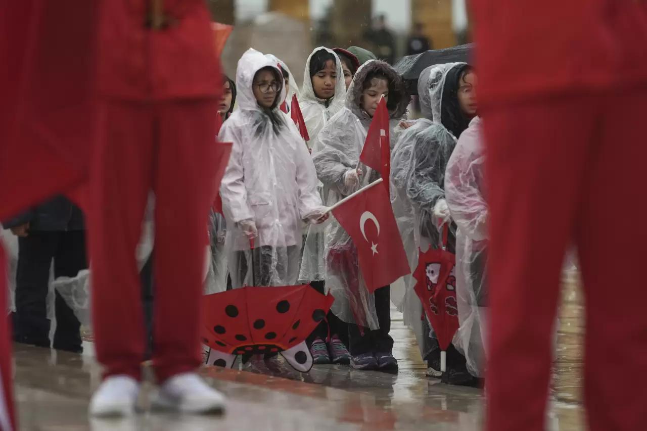 Yağmur çamur dinlemediler! Minik kalpler Ata'nın huzuruna koştu 1