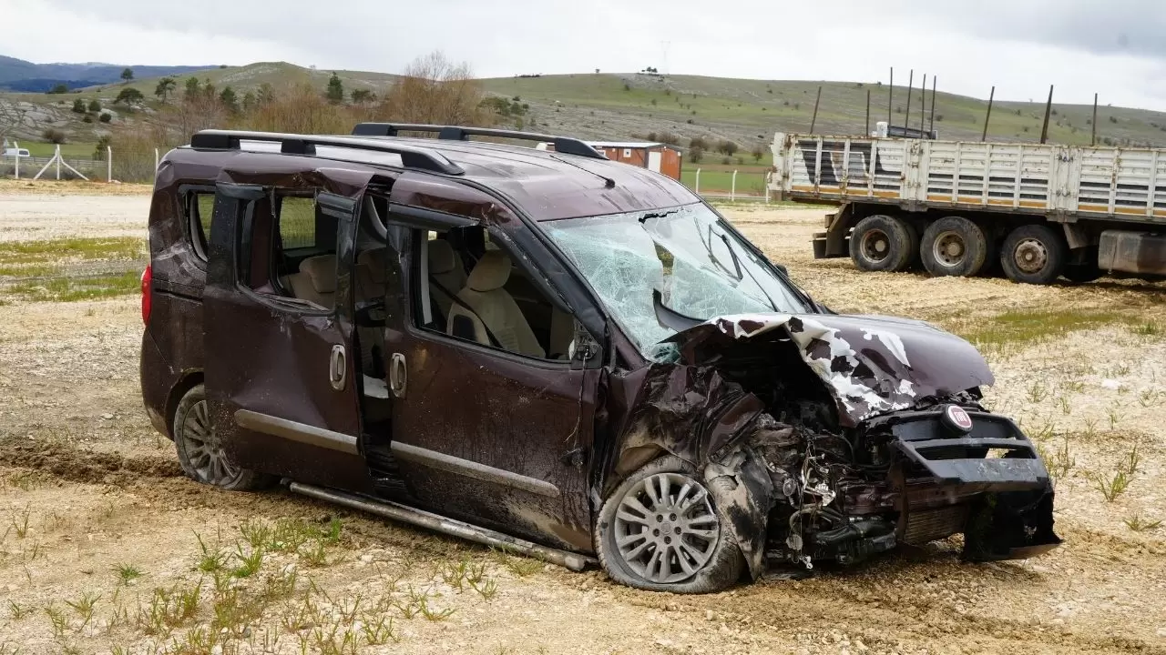 Seydiler kavşağında can pazarı! Çarpışmanın şiddetiyle traktör ikiye bölündü: Çok sayıda yaralı var 1