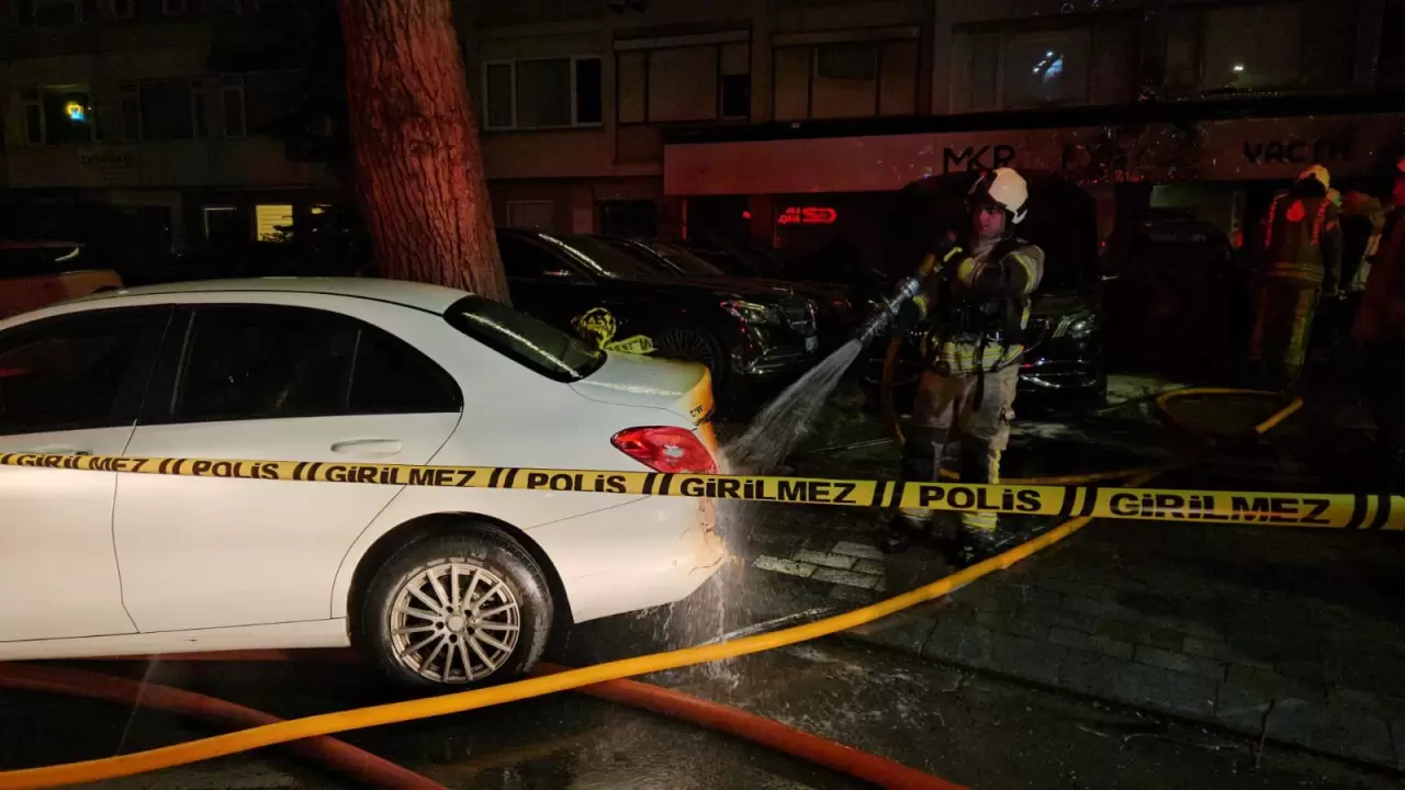 Beşiktaş’ta bir oto galeride çıkan yangın 15 araca sıçradı 2