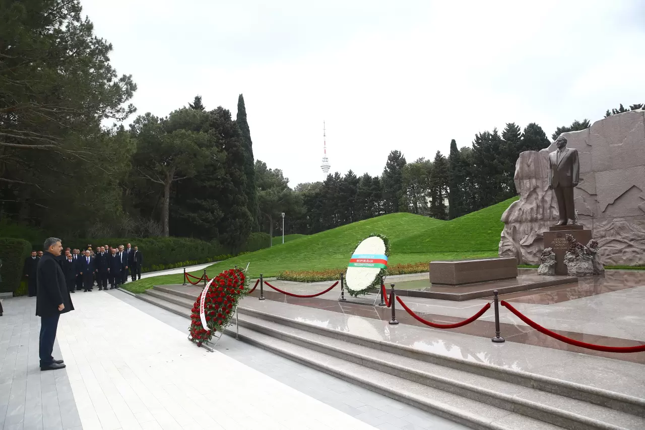 Bakan Çiftçi Bakü’de anıt mezarları ziyaret etti 1