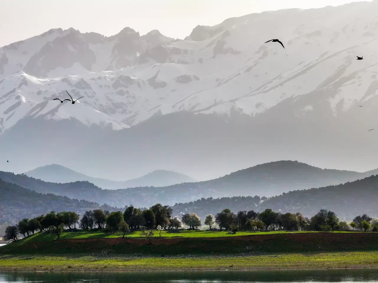 Kış ve bahar bir arada: Beyşehir Gölü manzarasıyla hayran bıraktı 2