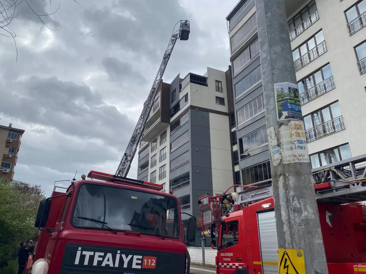 Bursa'da 8 katlı sitede can pazarı! Yangında mahsur kalan vatandaş böyle kurtarıldı 3