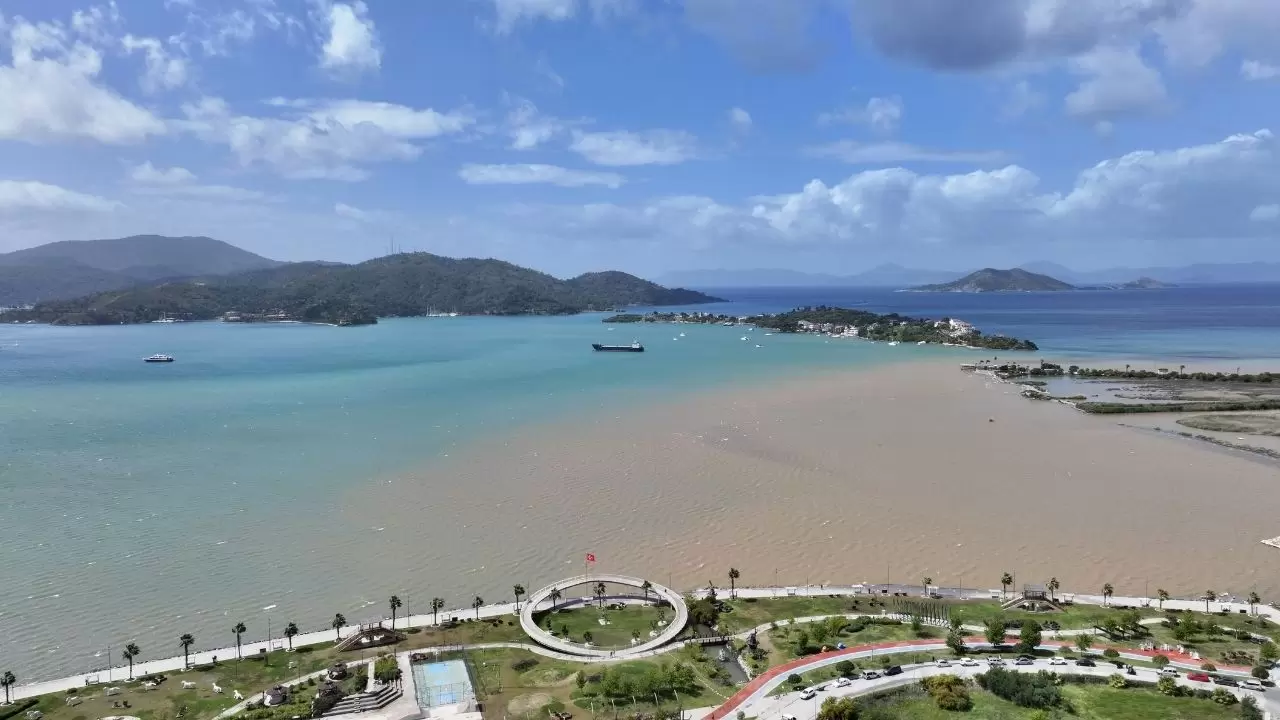 Yağış sonrası deniz kahverengi ve turkuaza büründü 4