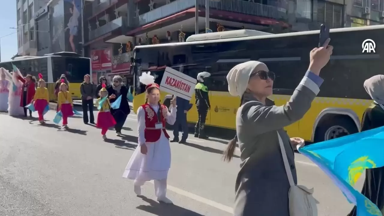 İstanbul’da Türk Dünyası rüzgarı! 14 farklı bölgeden 250 çocuk Kadıköy’ü renklendirdi 11