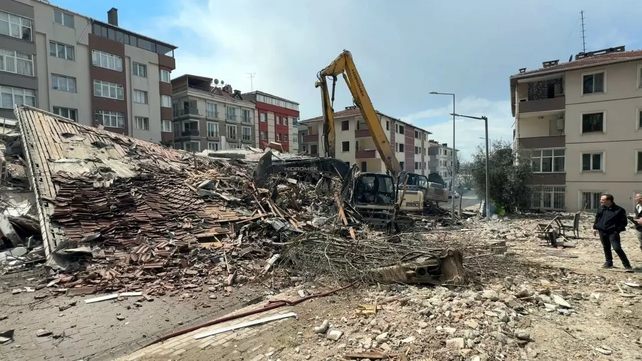 Yıkım sırasında bina çöktü, iş makinesi enkaz altında kaldı! 2