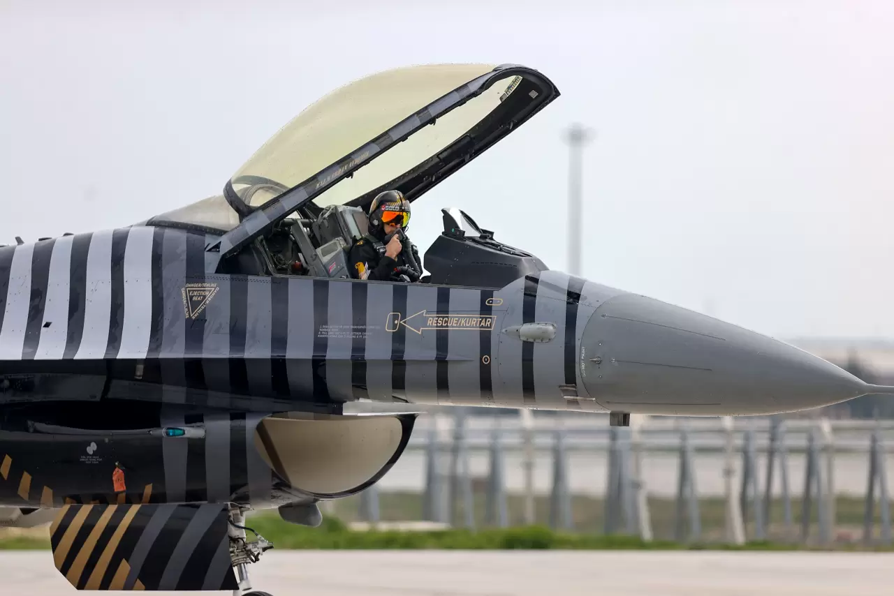 SOLOTÜRK’ten tarihi uçuş: İki uçakla 15. yıl kutlaması nefes kesti 15