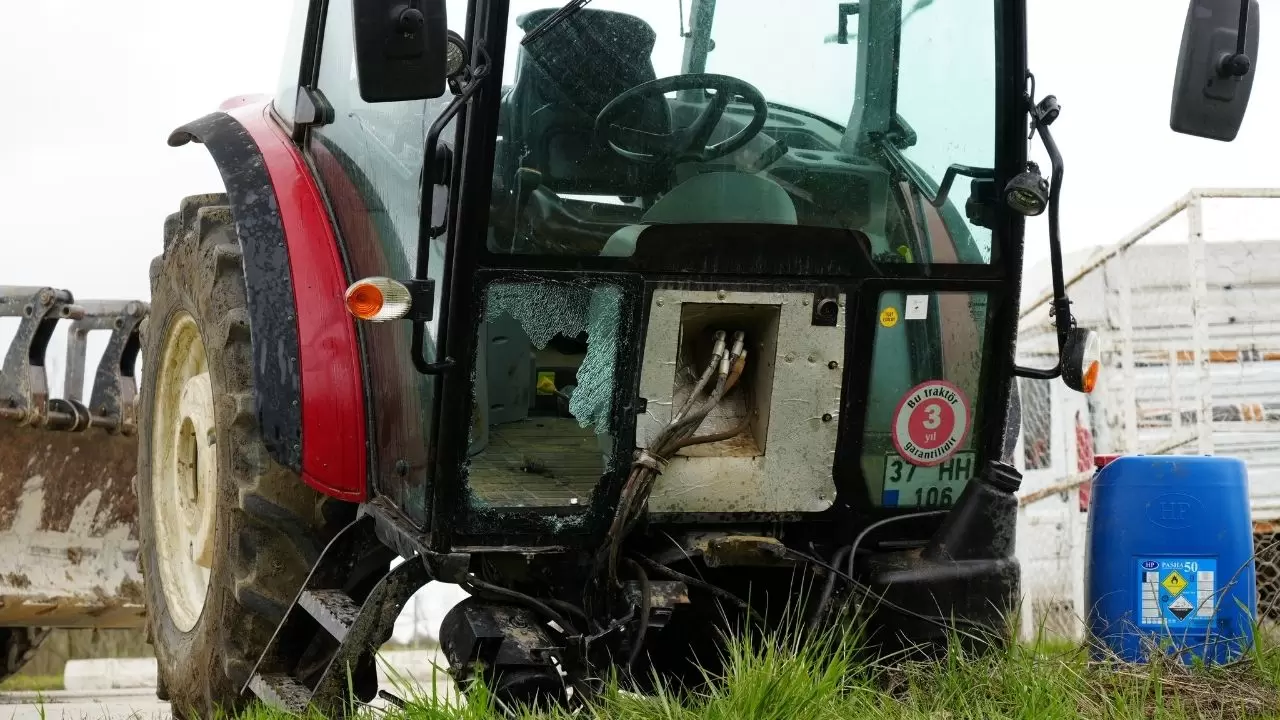 Seydiler kavşağında can pazarı! Çarpışmanın şiddetiyle traktör ikiye bölündü: Çok sayıda yaralı var 9