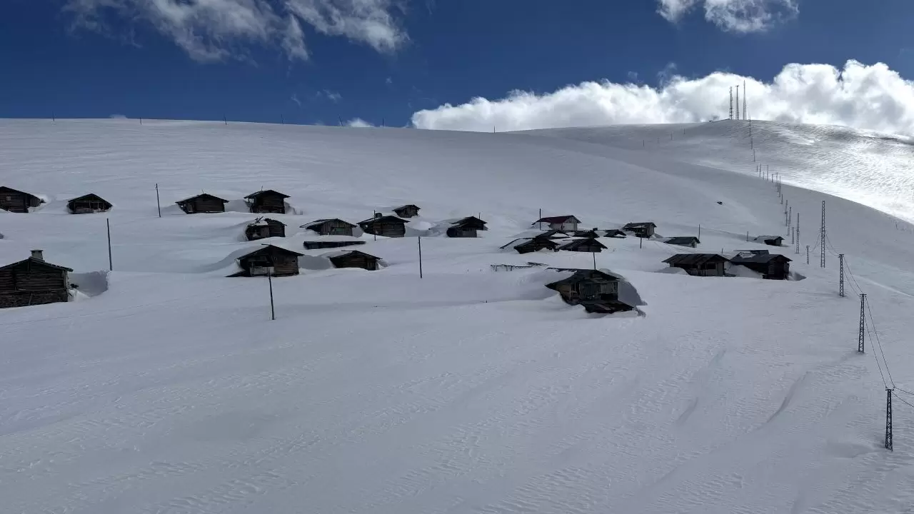 Nisan ayında kış geri döndü! Ardahan ve Kars'ta kar kalınlığı 1 metreyi aştı 3