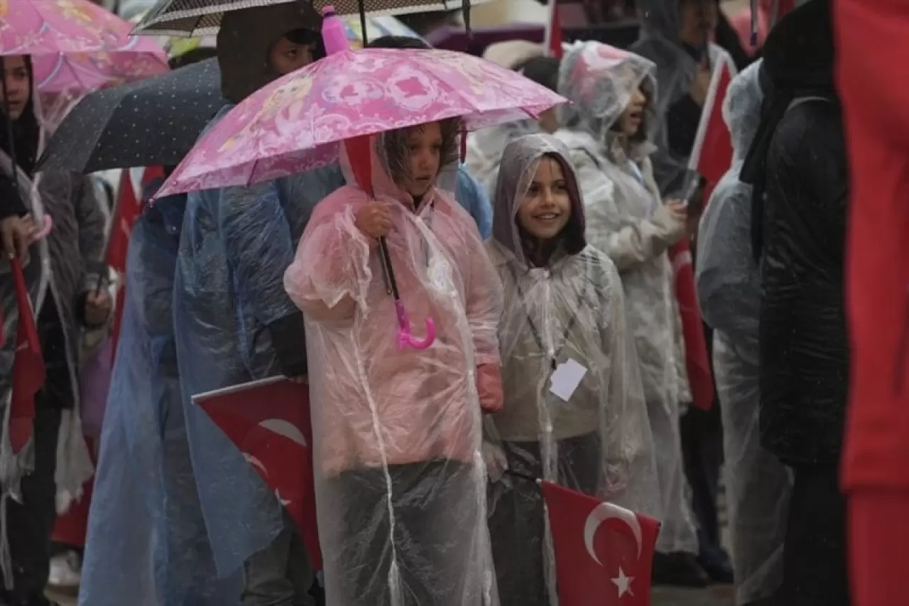 Yağmur çamur dinlemediler! Minik kalpler Ata'nın huzuruna koştu 4