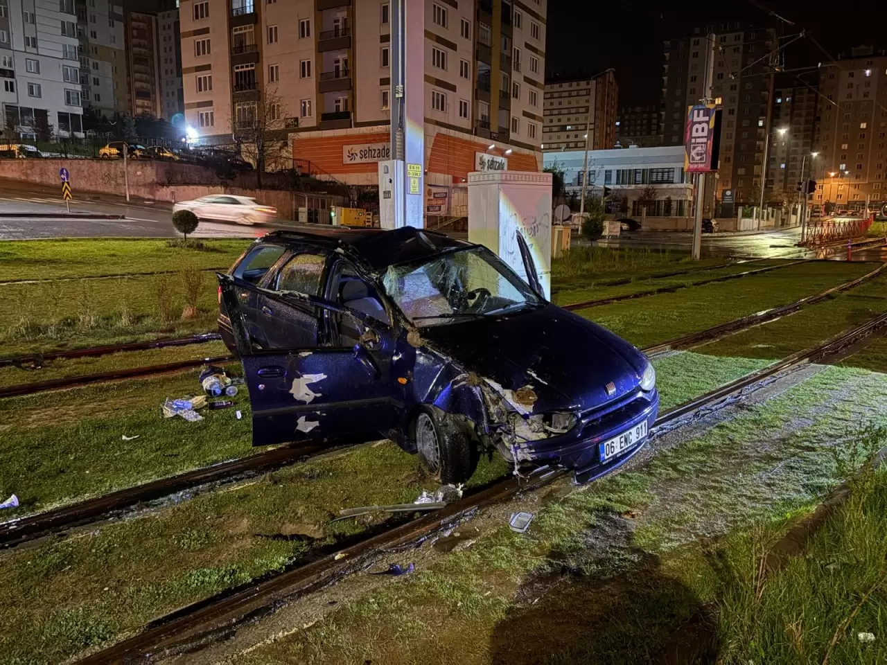 Talas’ta otomobil tramvay hattına uçtu 4