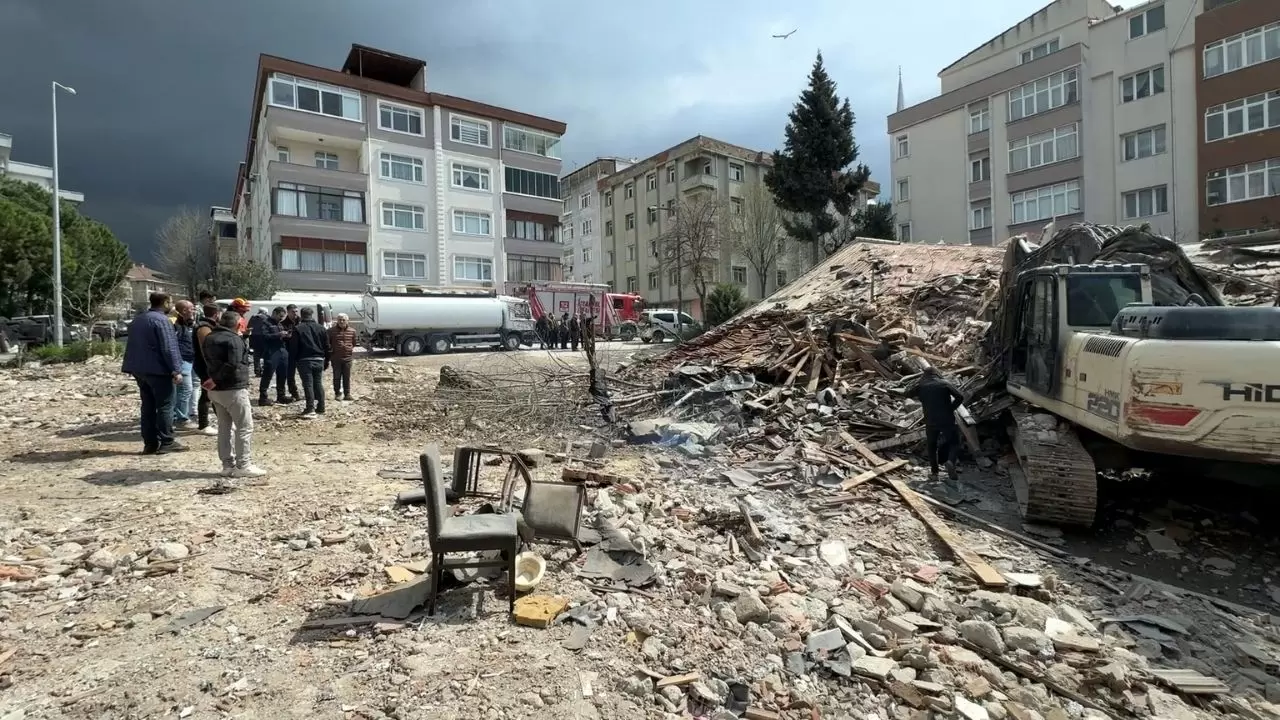 Yıkım sırasında bina çöktü, iş makinesi enkaz altında kaldı! 3