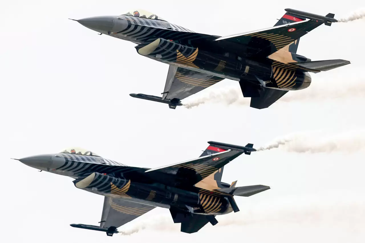 SOLOTÜRK’ten tarihi uçuş: İki uçakla 15. yıl kutlaması nefes kesti 4