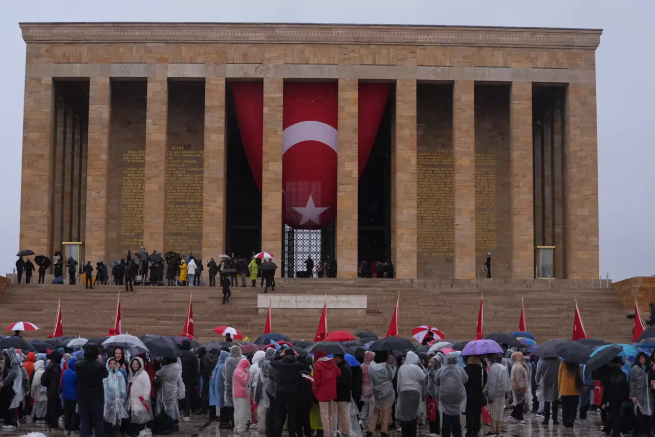 Bakan Tekin ve öğrenciler Ata’nın huzurunda: 'Köklerinden güç alan nesiller yetiştireceğiz' 9