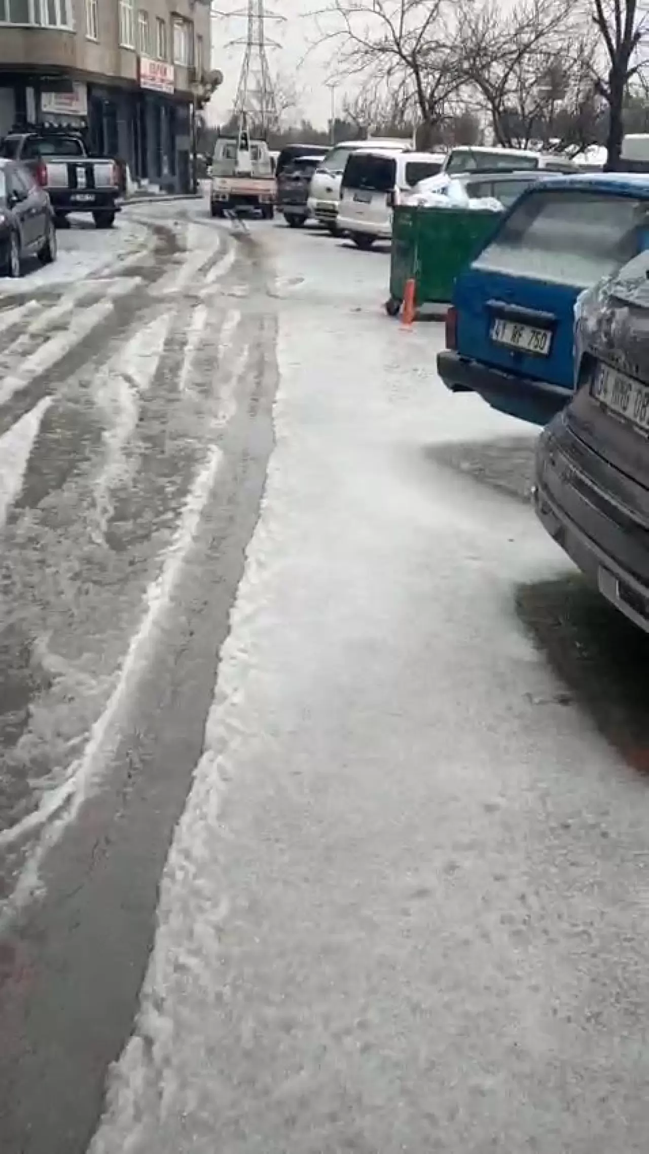 İstanbul'u şiddetli dolu vurdu! Trafik durma noktasına geldi 3