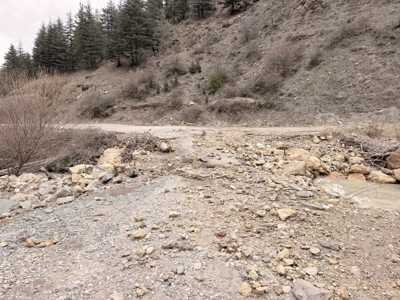 Afyonkarahisar'da korkutan görüntü: Dağlar resmen baraja aktı 3