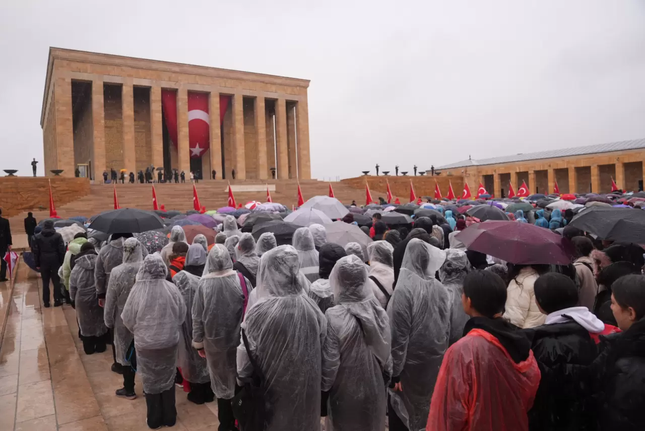 Bakan Tekin ve öğrenciler Ata’nın huzurunda: 'Köklerinden güç alan nesiller yetiştireceğiz' 7