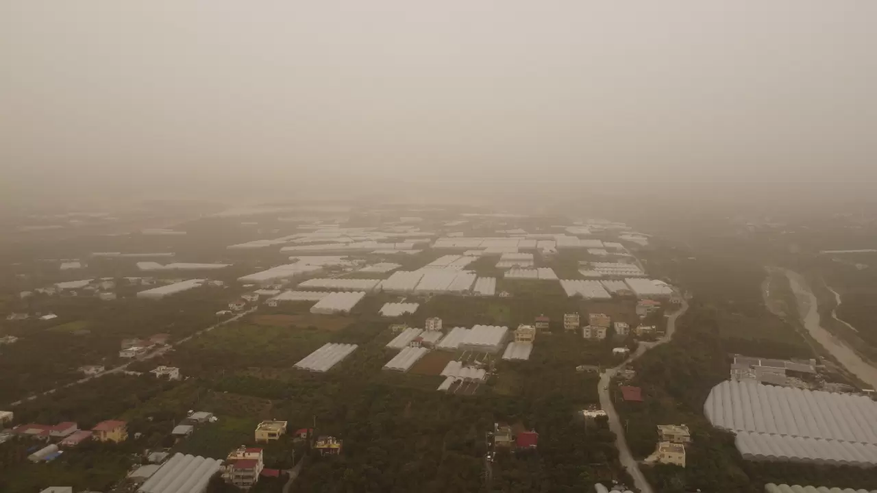 Toz fırtınası Mersin'i kızıla bürüdü: Görüş mesafesi 100 metreye düştü 4