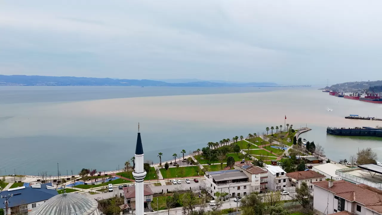 Sağanak sonrası deniz kahverengiye döndü! O anlar havadan görüntülendi! 7