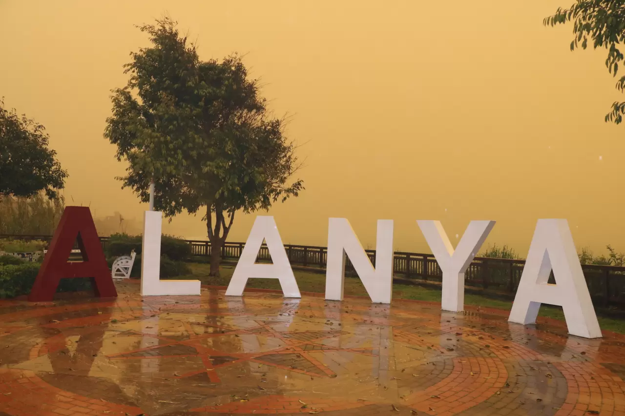 Afrika’dan gelen çöl tozu Alanya’yı kapladı 3