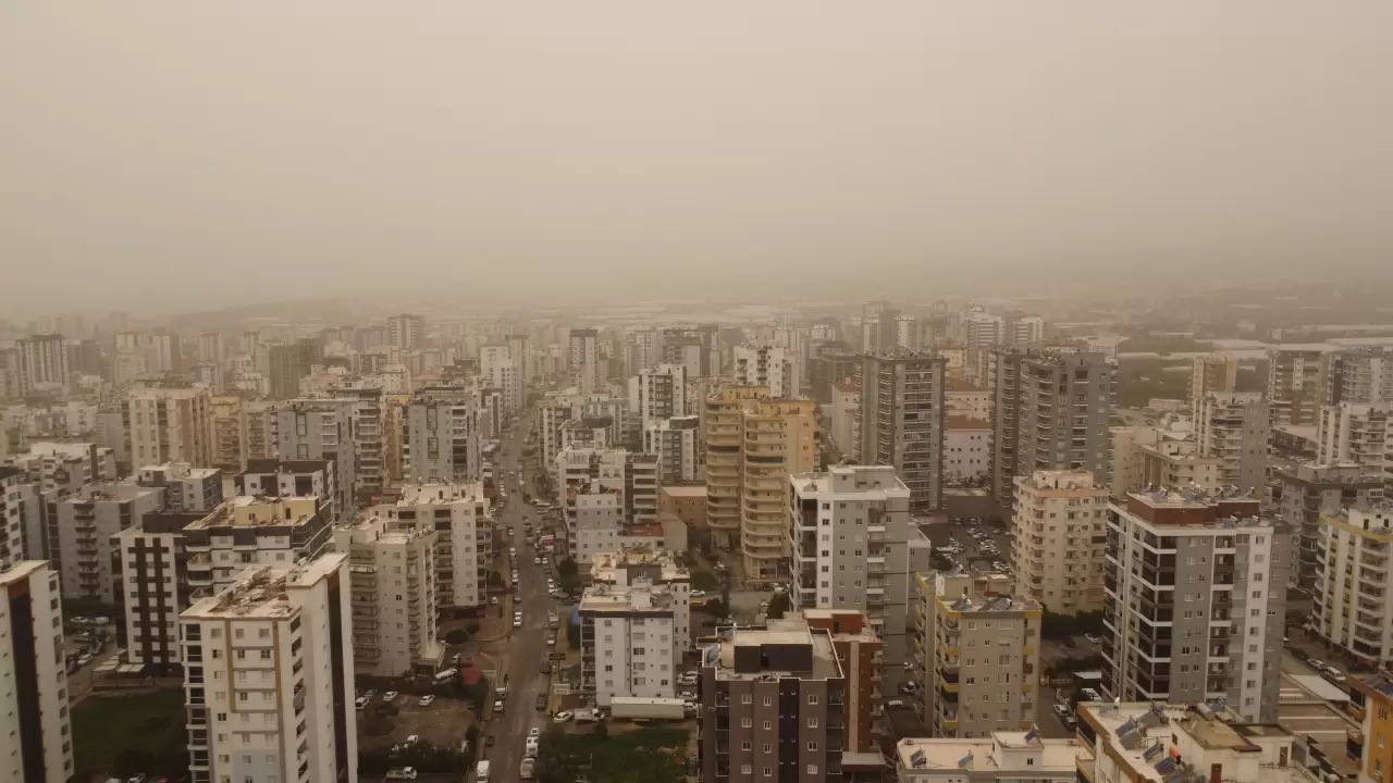 Toz fırtınası Mersin'i kızıla bürüdü: Görüş mesafesi 100 metreye düştü 5