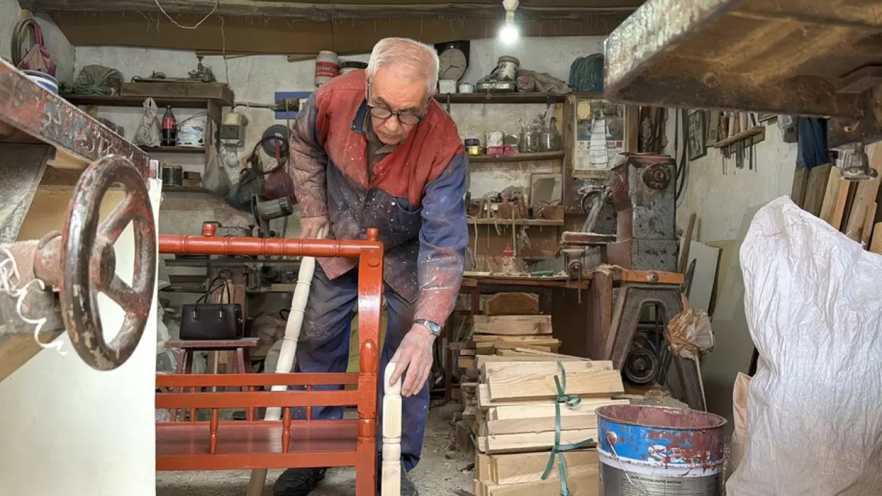 74 yaşındaki usta, ahşap beşik ile geçmişi ve geleceği buluşturuyor 2