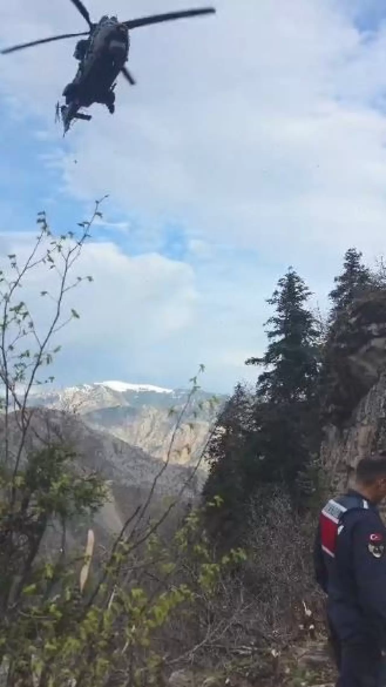 Artvin yaylasında nefes kesen kurtarma: Bacağı kırılan vatandaş için helikopter havalandı 1
