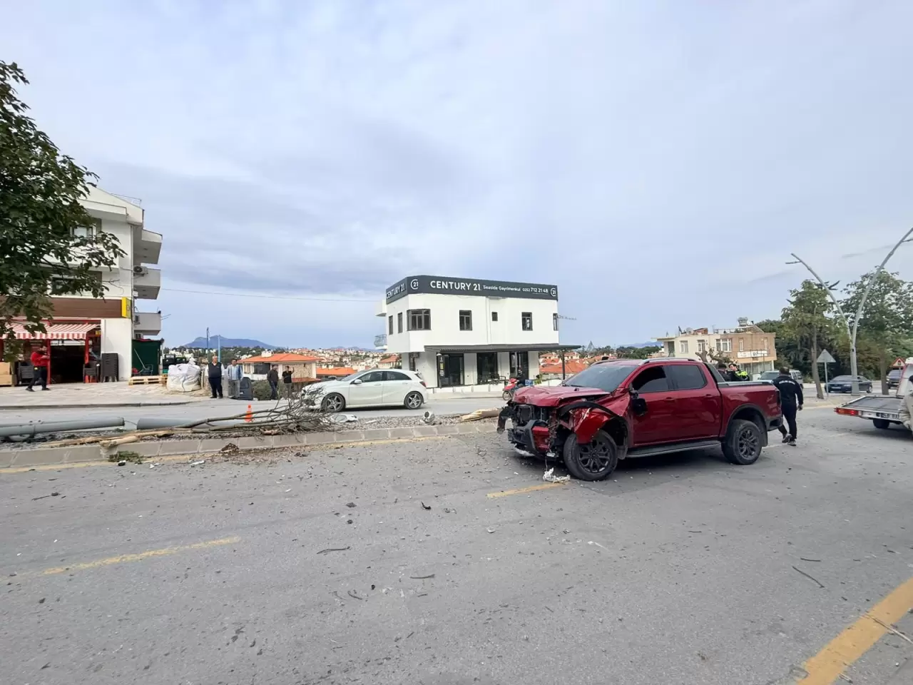 Datça’da trafik kazası: Kontrolden çıkan otomobil ağaçları ve direği kökünden söktü! 1