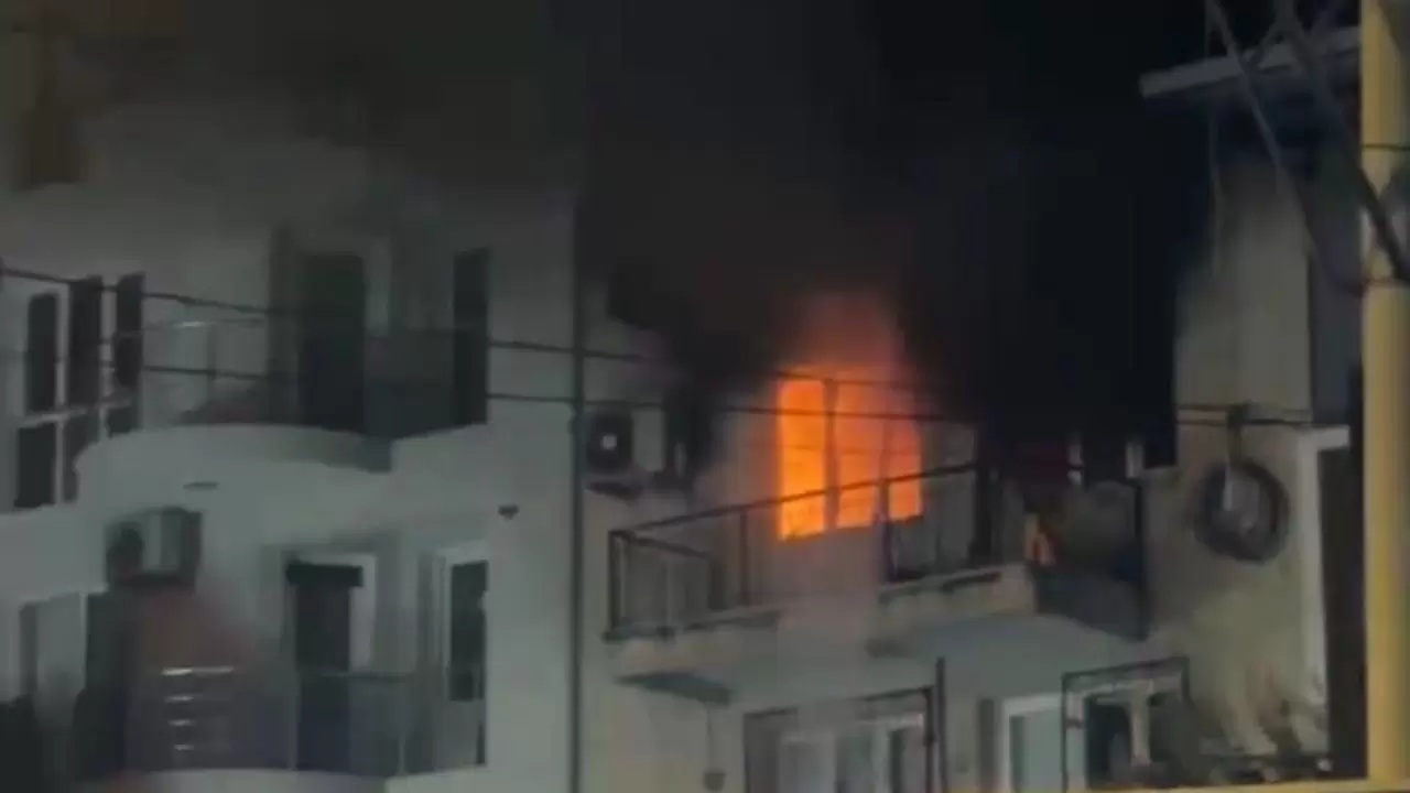 Evden yükselen alevler bir aileyi dağıttı: Baba hayatını kaybetti, engelli oğlu entübe edildi! 1