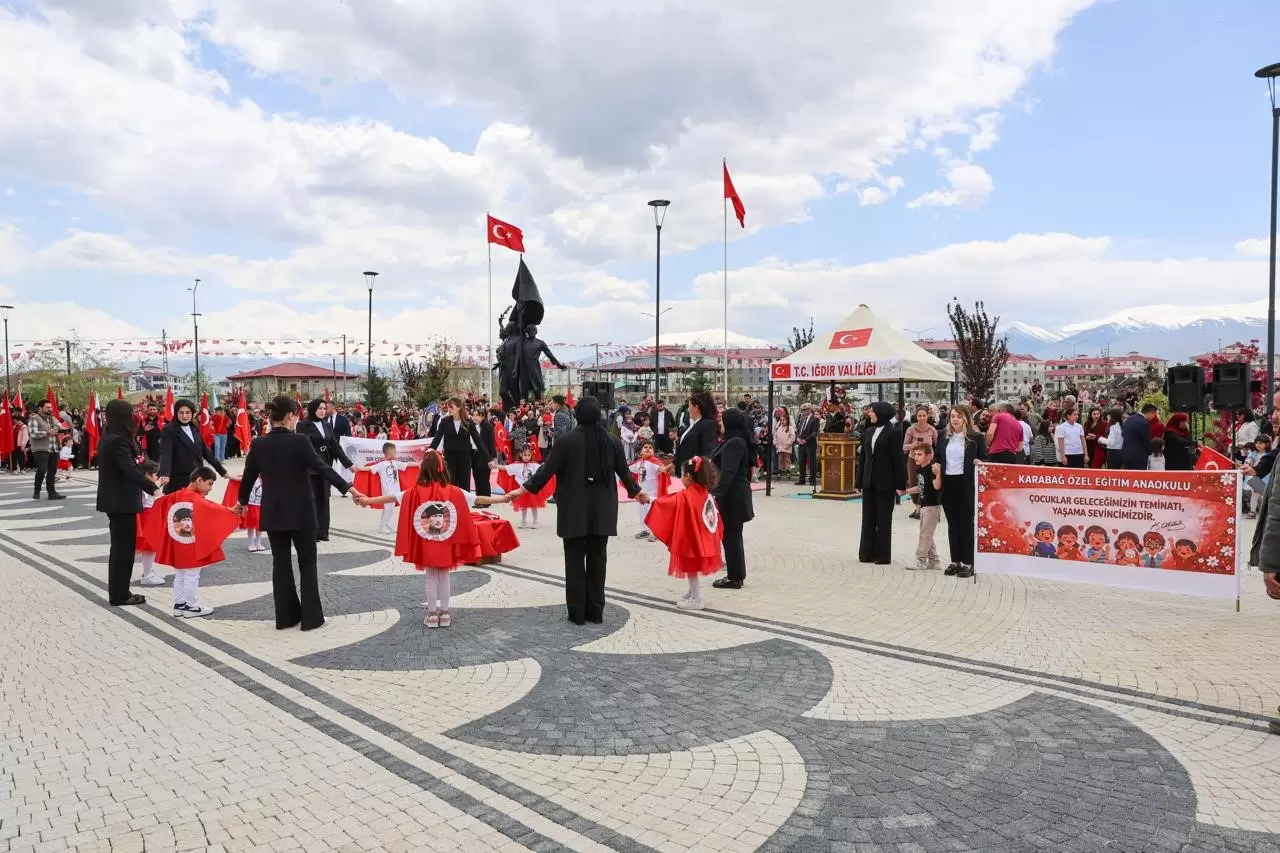Iğdır’da 106. yıl coşkusu! 100. Yıl Kütüphanesi önünde görkemli tören 3