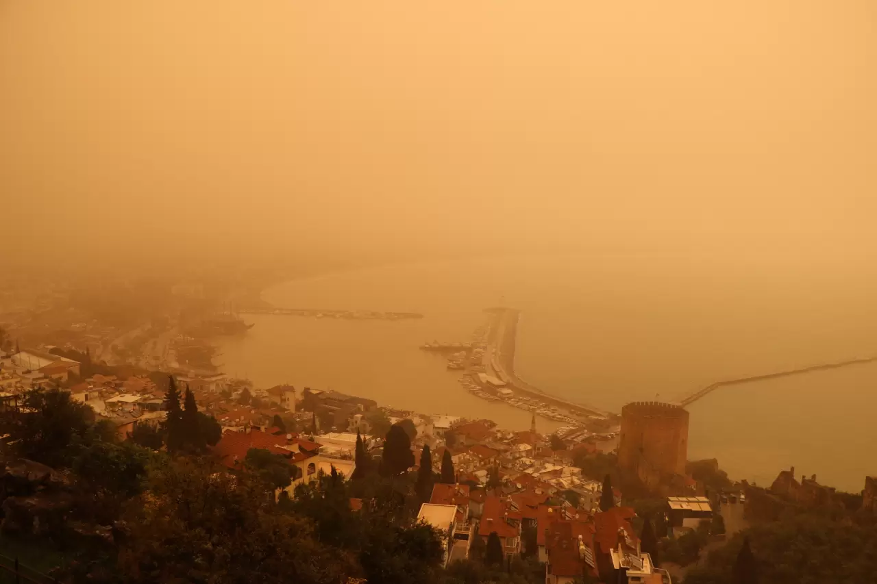 Afrika’dan gelen çöl tozu Alanya’yı kapladı 2