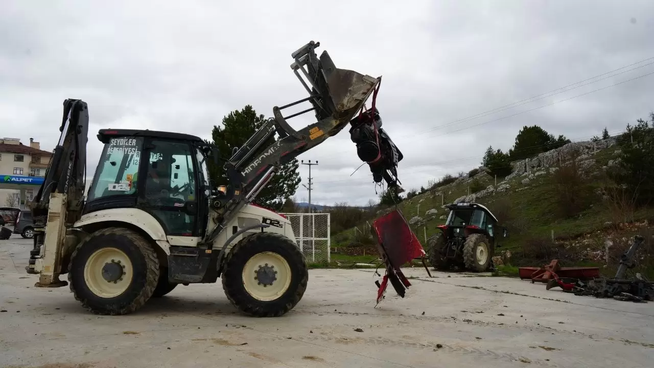 Seydiler kavşağında can pazarı! Çarpışmanın şiddetiyle traktör ikiye bölündü: Çok sayıda yaralı var 2