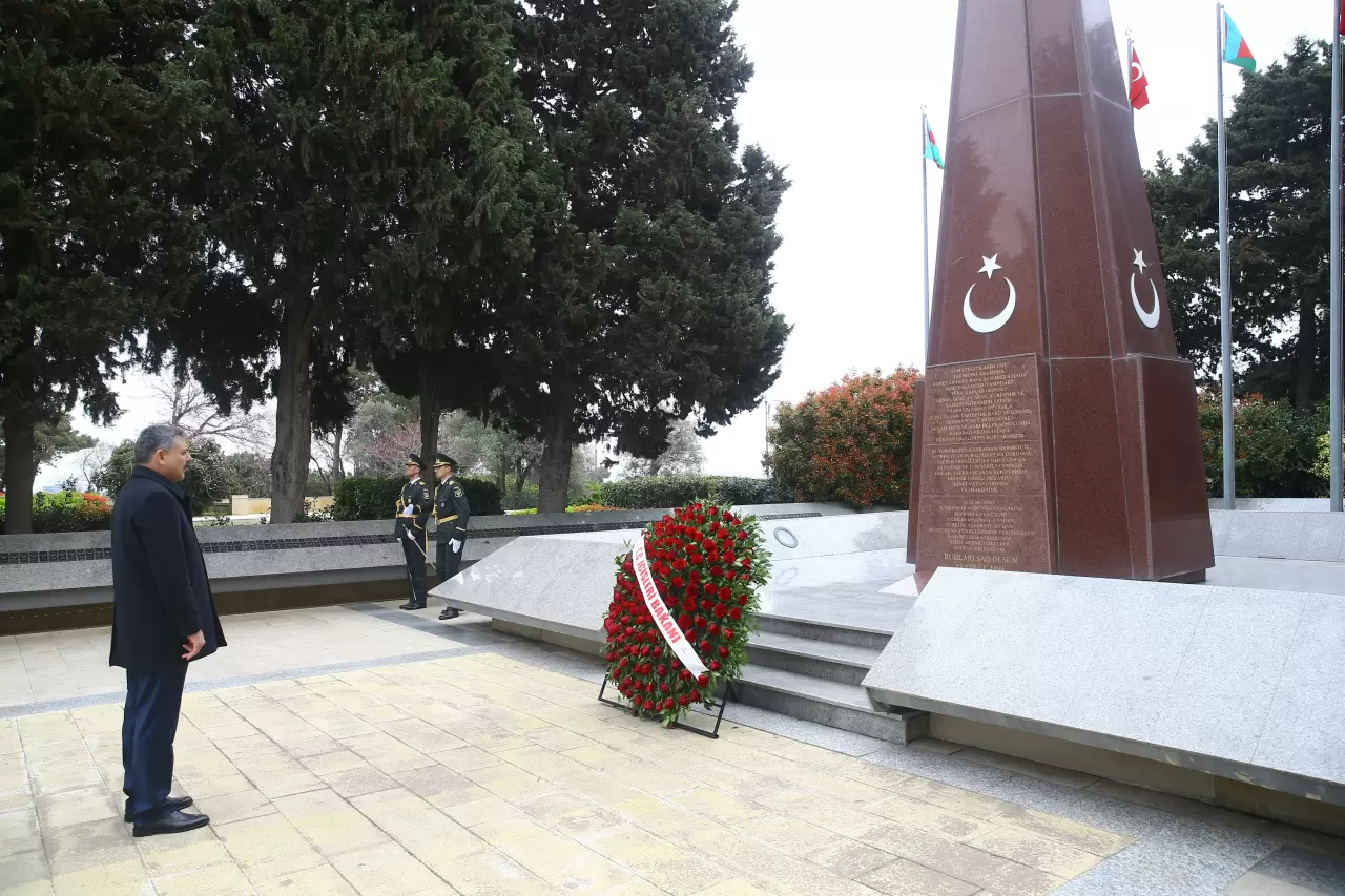 Bakan Çiftçi Bakü’de anıt mezarları ziyaret etti 4