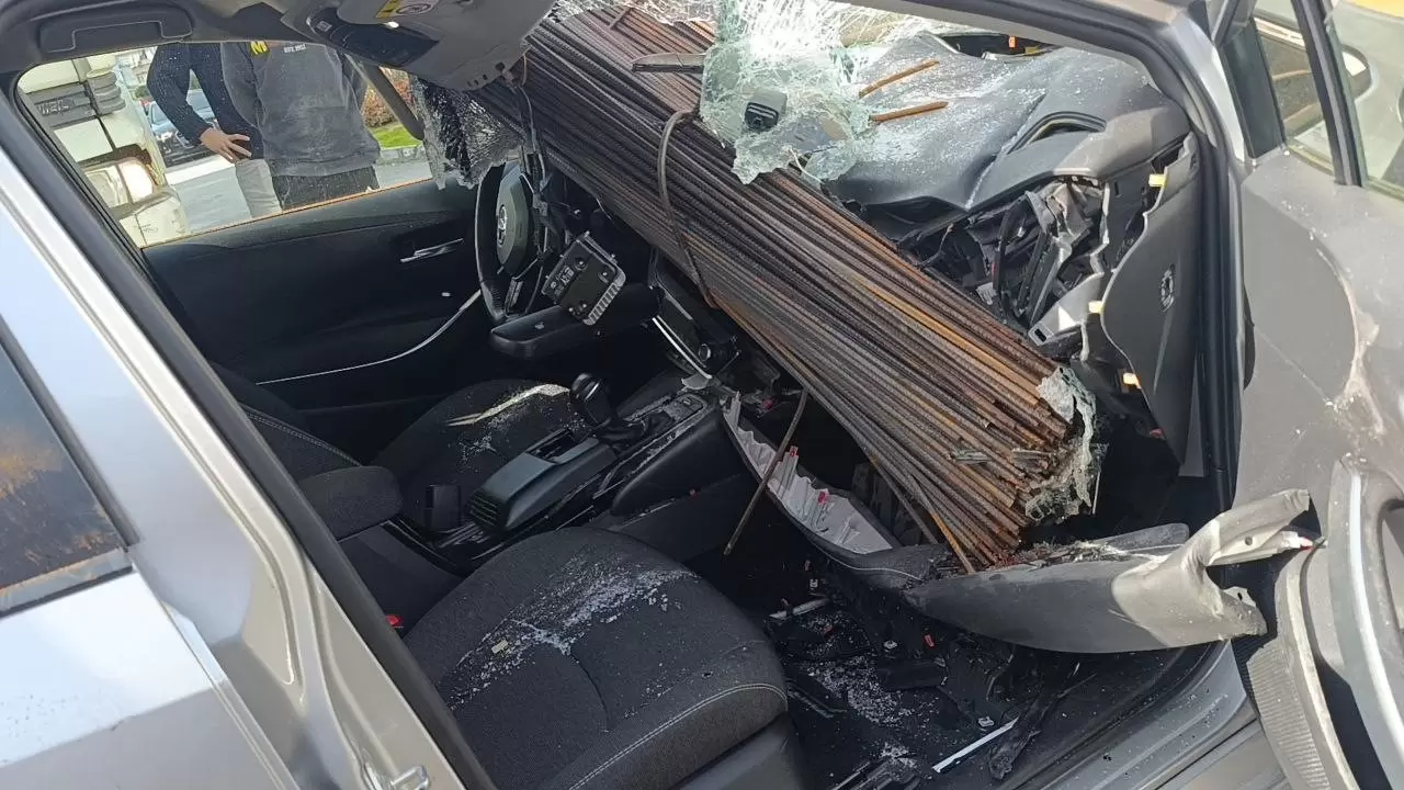 Manavgat’ta inanılmaz kaza: İnşaat demirleri otomobilin camından içeri girdi! 15