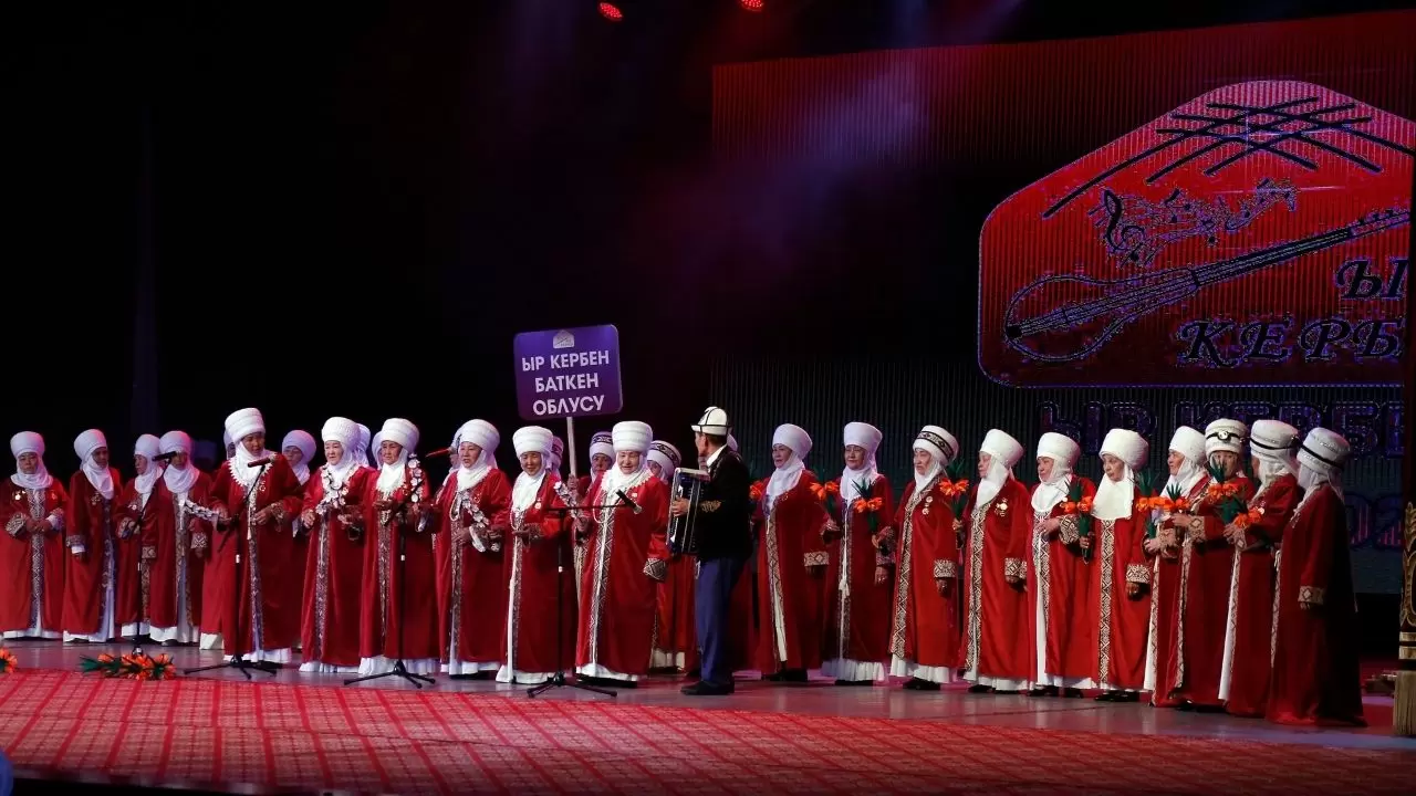 Kırgızistan’da sahneye çıkan 500 nene dünyayı hayran bıraktı! 6