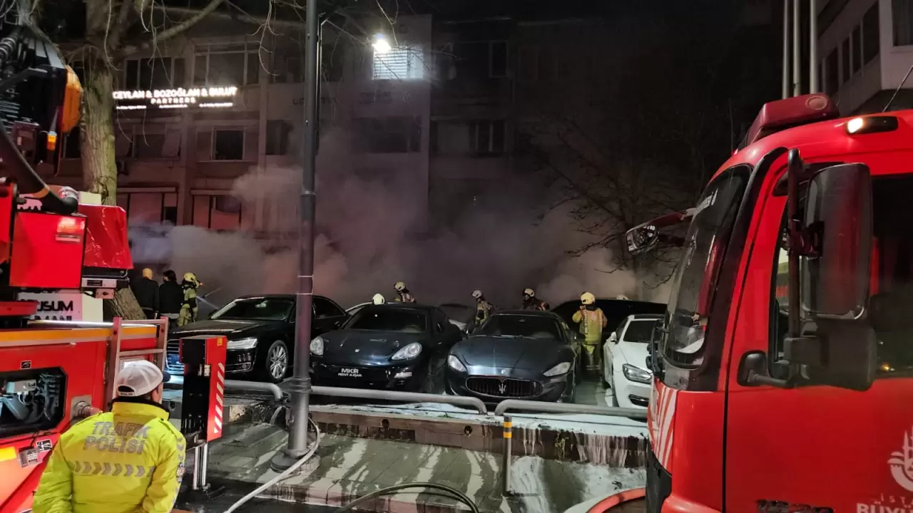 Beşiktaş’ta bir oto galeride çıkan yangın 15 araca sıçradı 8
