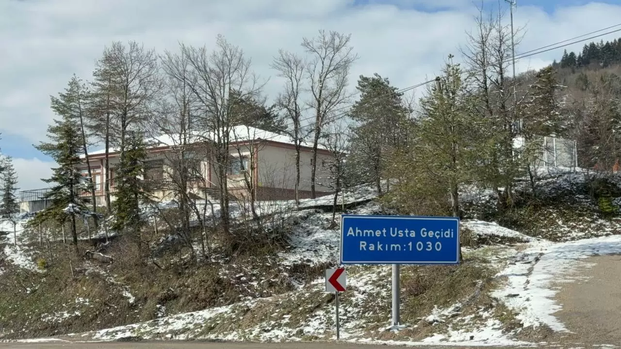 Karabük-Bartın yolunda 1 metrelik kar: O görüntüler nefes kesti 3