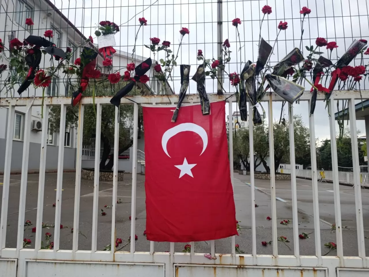 Yakınları katliamın yaşandığı okul kapısında gözyaşlarıyla dua etti 2