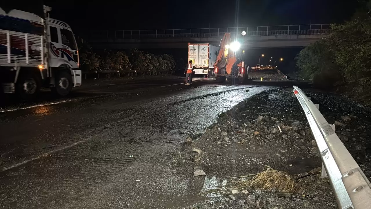Araçlar sularla sürüklendi, ev ve iş yerlerini su bastı 1