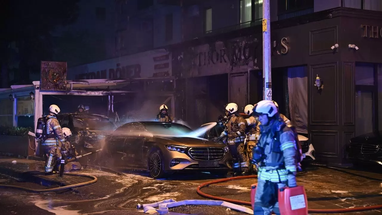 Kadıköy’de oto galeride alevli gece! Park halindeki araç bomba gibi patladı 1