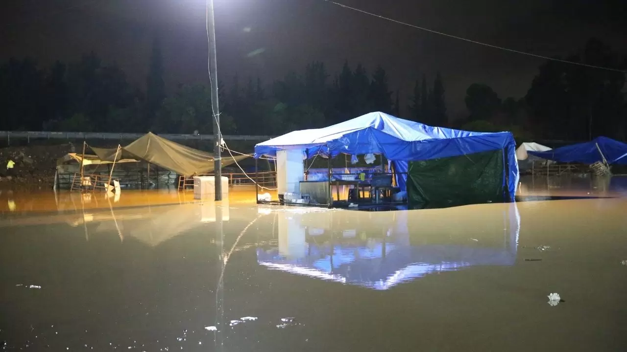 Araçlar sularla sürüklendi, ev ve iş yerlerini su bastı 11