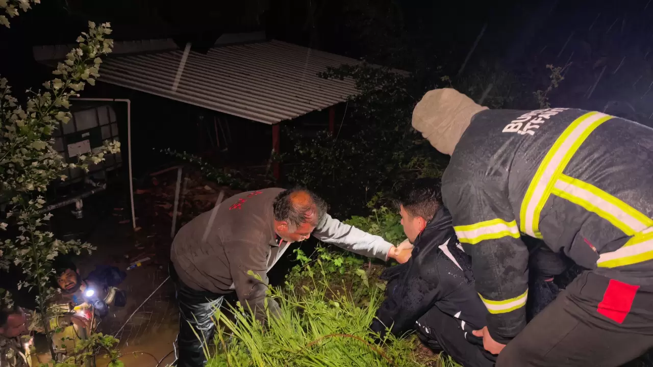 Mahsur kalan vatandaş ve köpeği itfaiye ekiplerince böyle kurtarıldı! 5