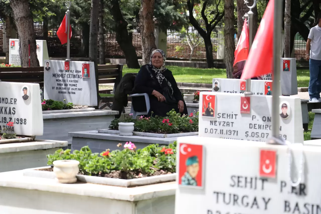 Anneler Günü’nde yürek burkan buluşma: Şehit anneleri, evlatlarının mezarında dua etti 1