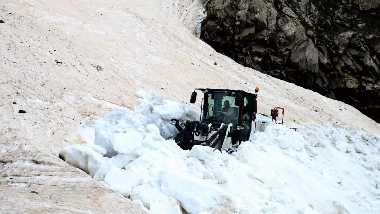 Bitlis’te Mayıs’ta kar şoku: İş makineleri karın altında kaldı! 7