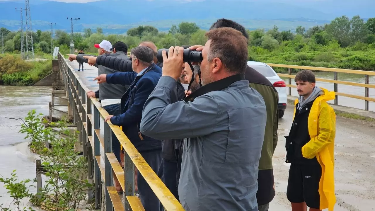 Fotoğraf çektirmek isterken triportörle suya düştüler! 3
