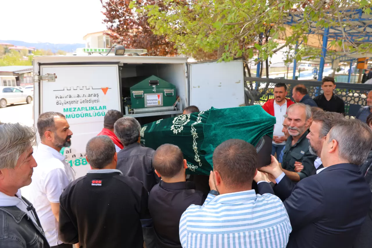Kübra Yapıcı memleketinde son yolculuğuna uğurlandı! Kahramanmaraş’ta gözyaşları sel oldu: 'Bir çocuk annesiydi...' 2