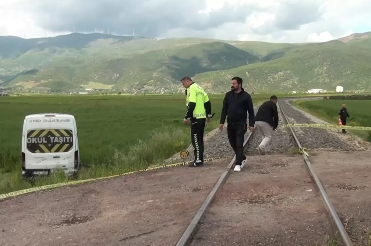 Gaziantep’te korkunç kaza! Ortaokul öğrencilerini taşıyan servis trenle çarpıştı 4