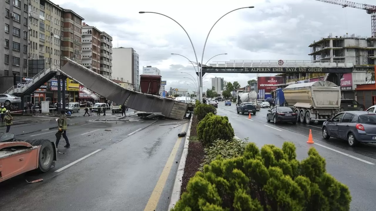 TIR sürücüsünün inanılmaz hatası köprüyü yerle bir etti! 2