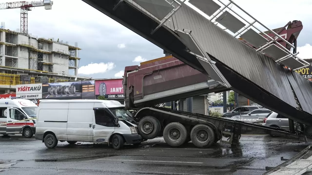 TIR sürücüsünün inanılmaz hatası köprüyü yerle bir etti! 4