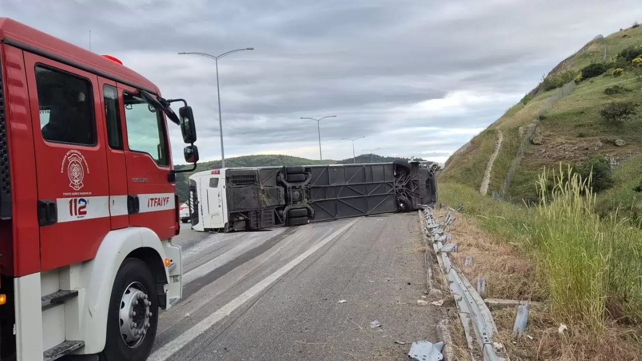Balıkesir’de yolcu otobüsü devrildi 1