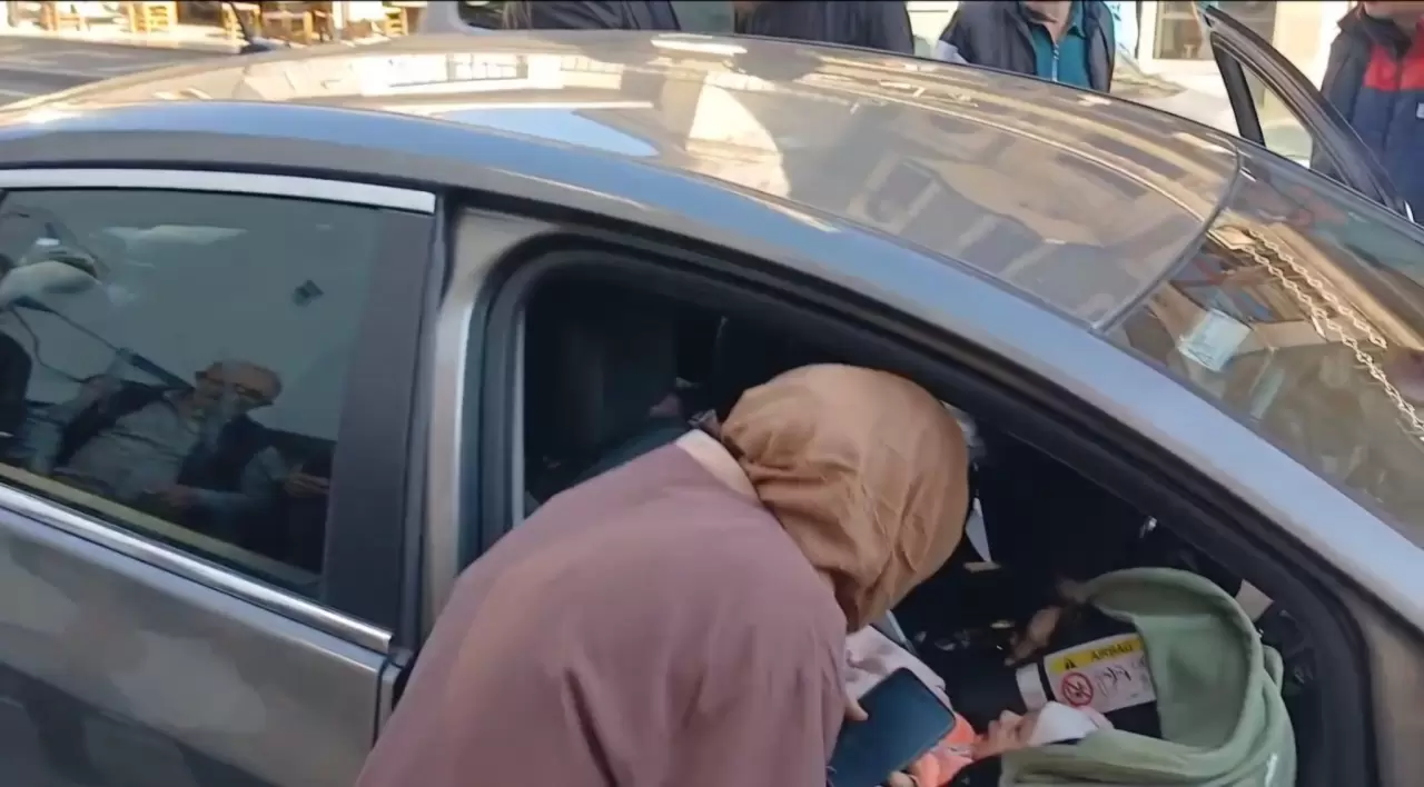 Trabzon’da korku dolu yarım saat! Anahtarı içeride unuttu, 3 aylık bebeği mahsur kaldı: Annenin feryadı yürek dağladı! 4